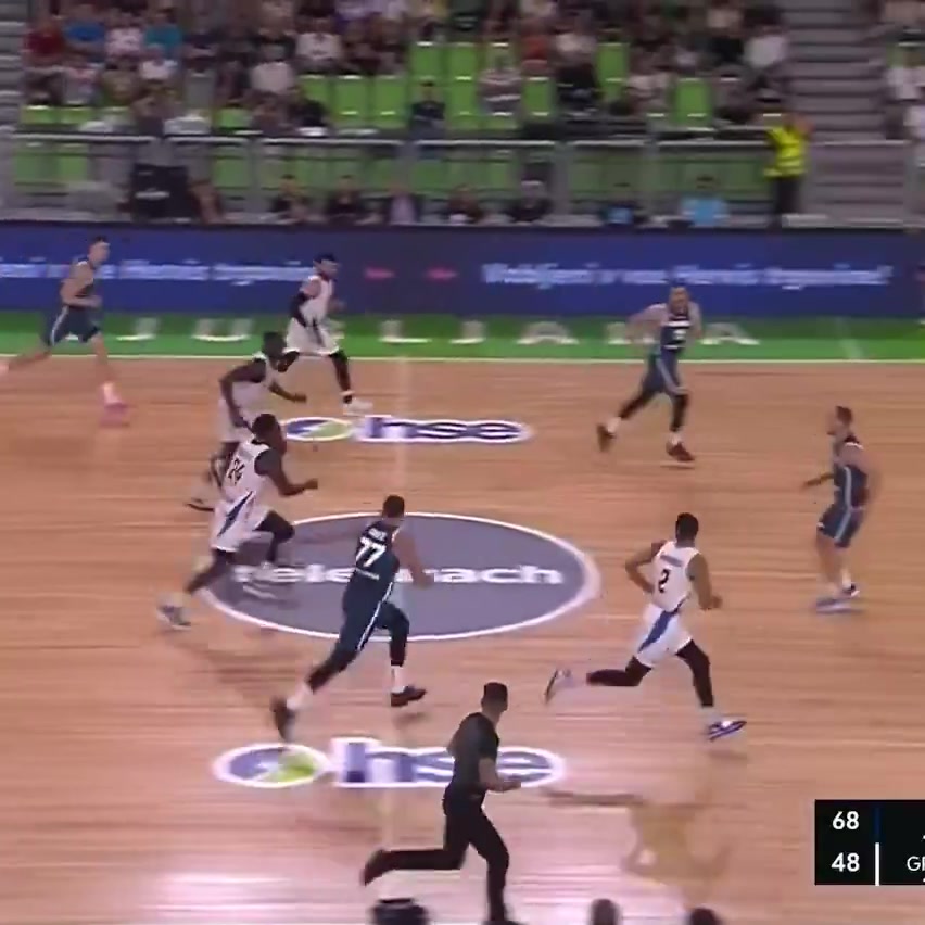 英雄联盟赛事官网直播中心-东契奇闪电回防步态轻盈展现惊人状态