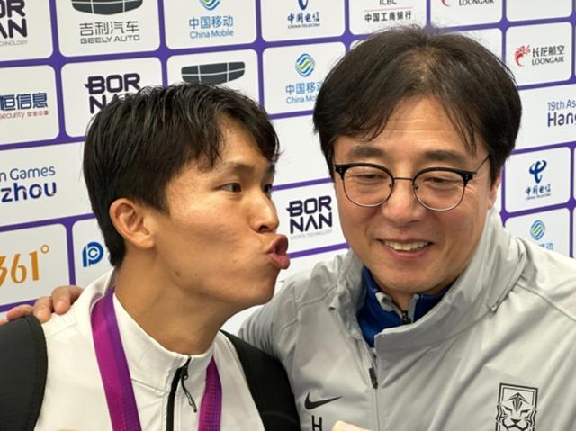 比李刚仁还强的黄义助二世 韩国头号功臣假吻恩师